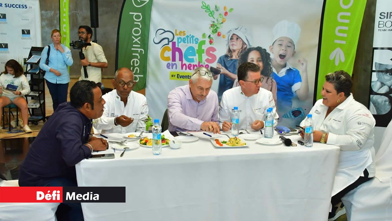 Le jury déguste les plats pour attribuer des points aux participants.