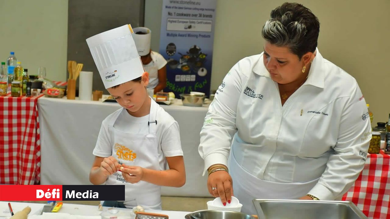 Emmanuelle Coquet donne une astuce à Léo.