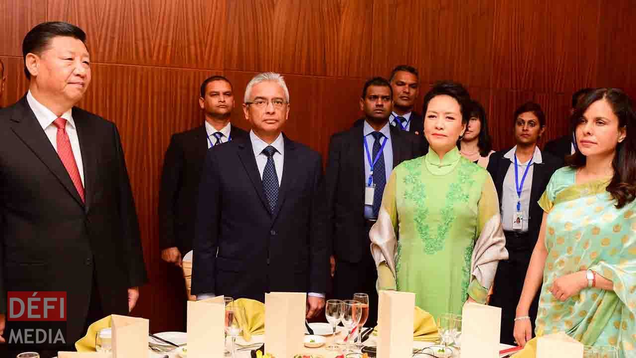 Moment solennel entre les couples Xi Jinping et Jugnauth juste avant de passer à table.