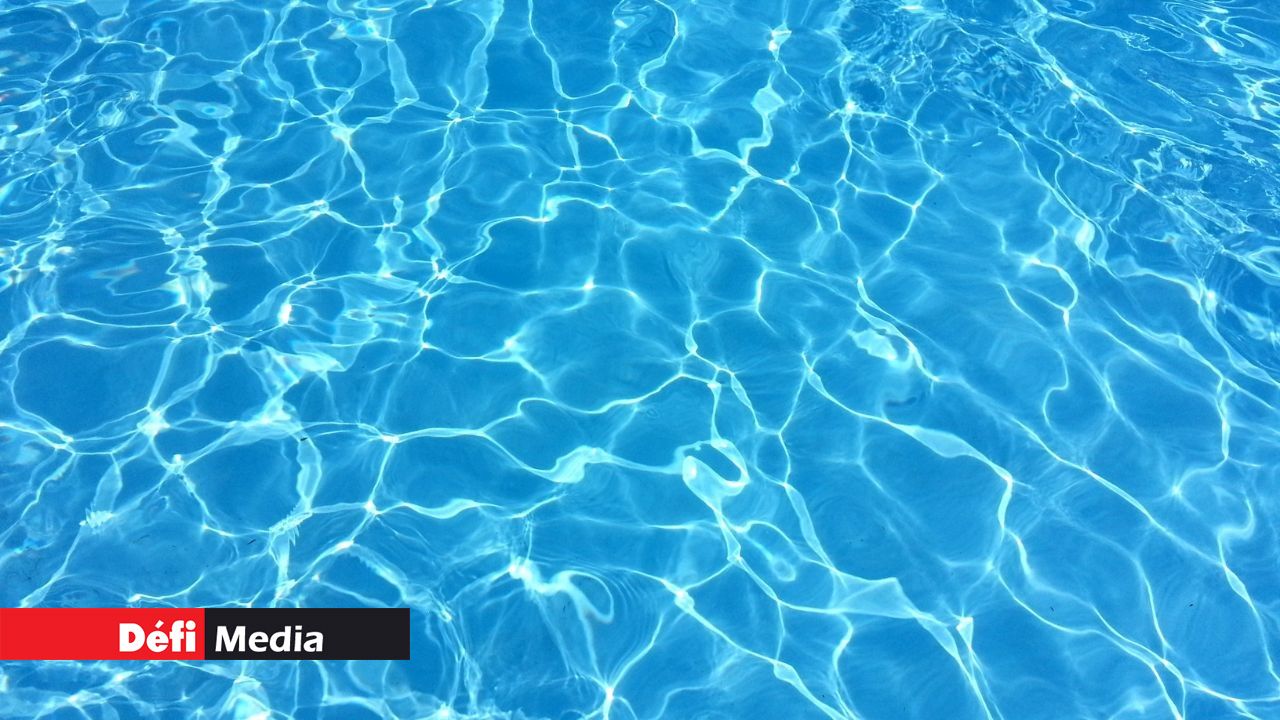 Drame à Pamplemousses : Deux sœurs jumelles tombent dans une piscine, l'une d'elles décède