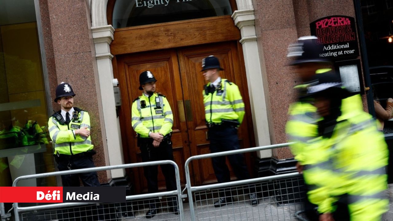 Des policiers montent la garde devant l'entrée d'un bâtiment abritant le siège d'un lors d'une manifestation "Stop à l'extrême droite" organisée à l'occasion d'une Journée nationale de protestation, à Londres, le 10 août 2024