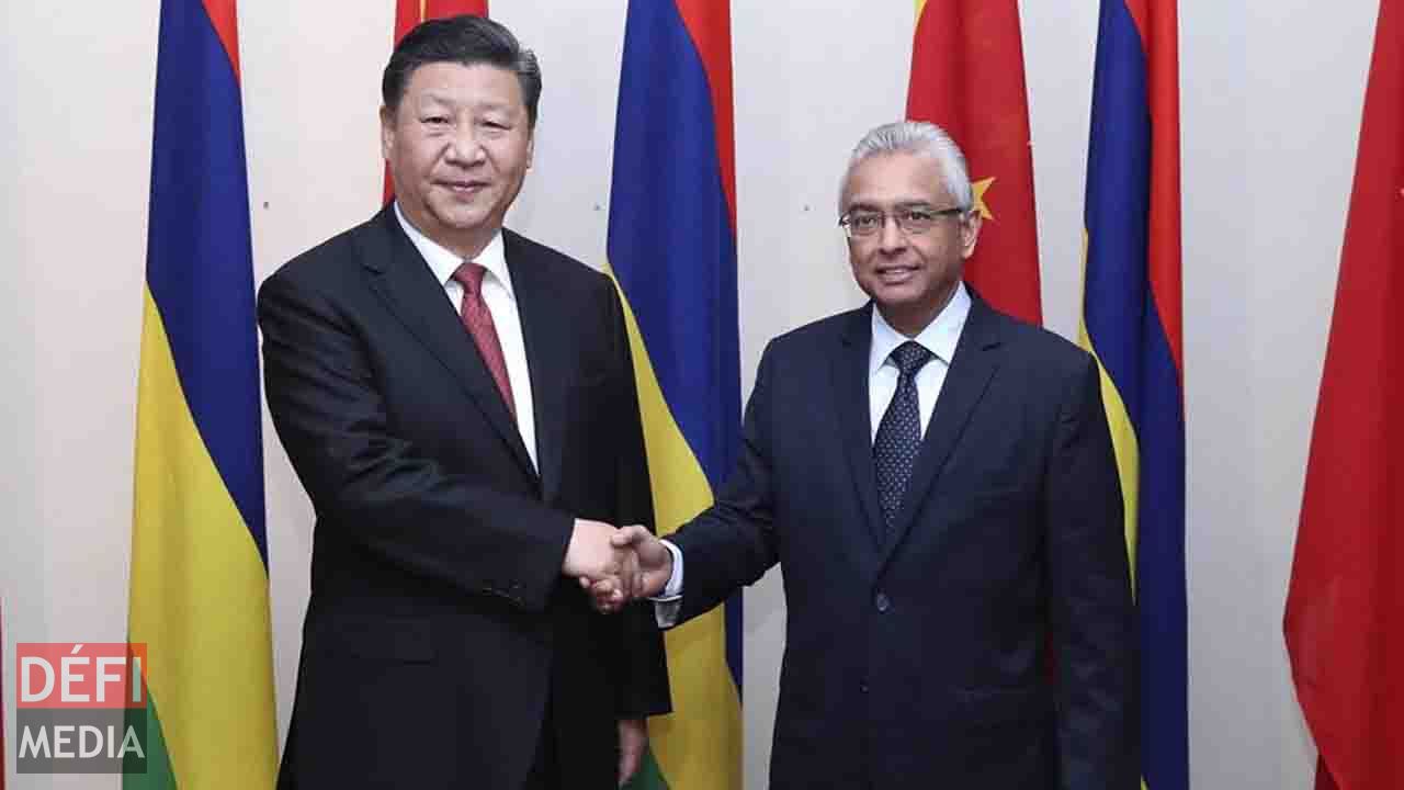 Poignée de mains entre le Président de la République Populaire de Chine, Xi Jinping, et le Premier ministre et ministre des Finances, Pravind Jugnauth (Credit photo: Xinhua)