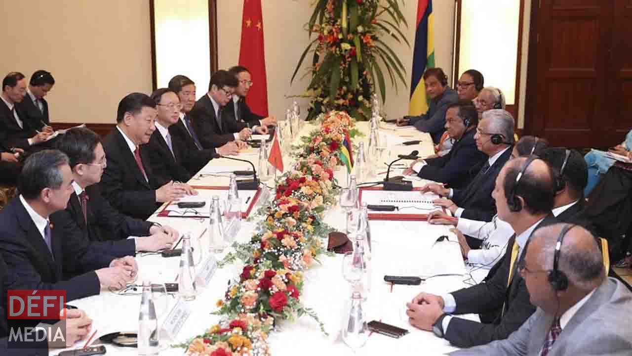 Séance de travail entre le President Xi Jinping et le Premier Ministre Pravind Jugnauth en compagnie de leurs proches collaborateurs respectifs (Credit photo: Xinhua)