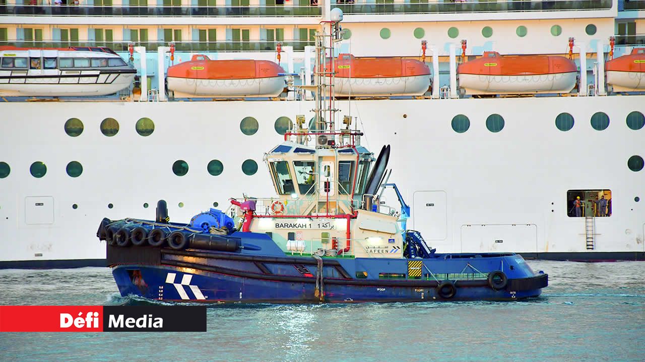 Le navire quittant le port en direction de l’île de la Réunion sous escorte des gardes-côtes.