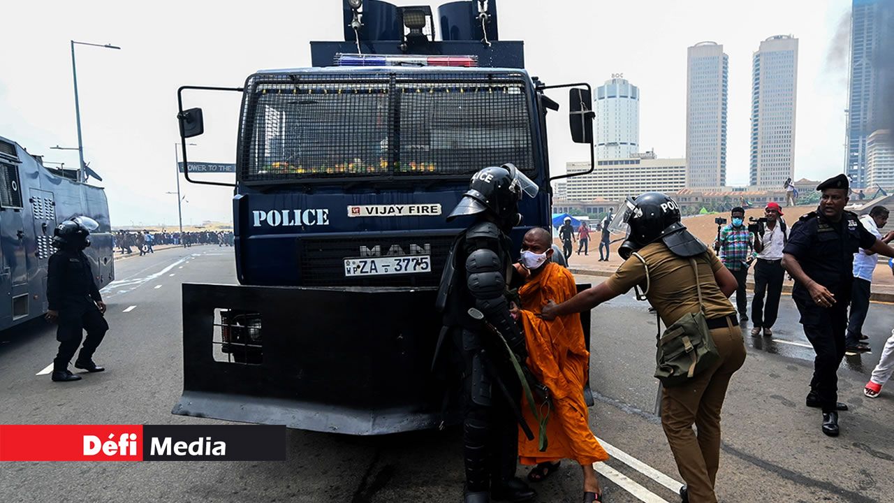 Sri Lanka : des manifestants défient le couvre-feu