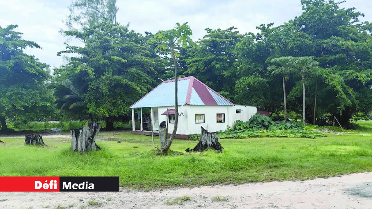 L’île du Sud, avec son charme pittoresque, était autrefois le centre administratif de l’archipel. Elle abrite désormais 75 résidents.