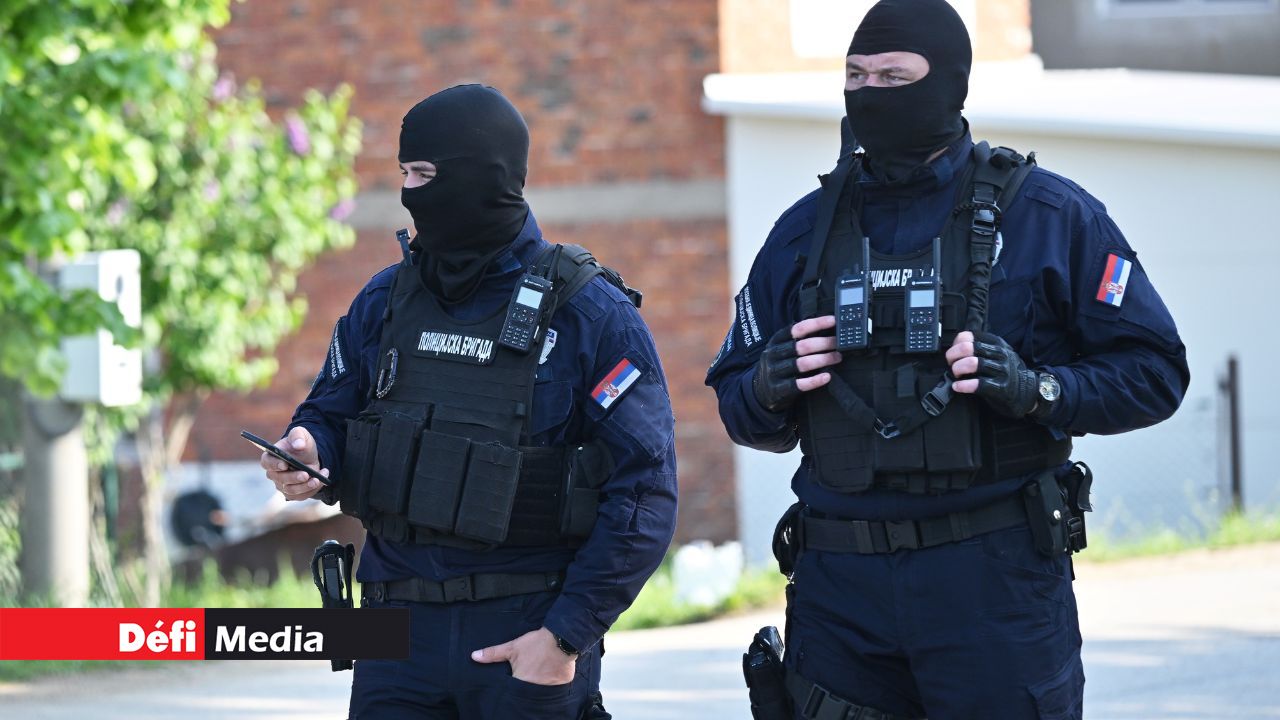 Des policiers masqués sécurisent une zone dans le village de Dubona près de la ville de Mladenovac, à environ 60 kilomètres au sud de la capitale serbe, Belgrade, le 5 mai 2023, à la suite d'une fusillade.