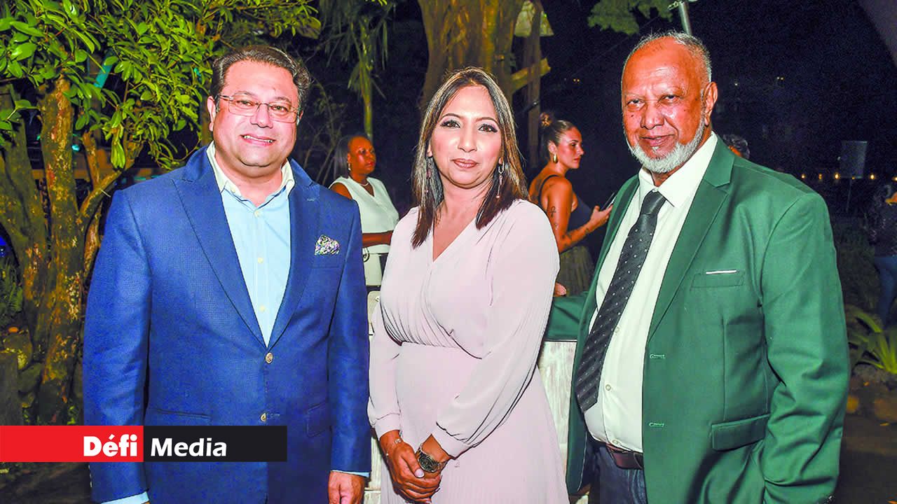 Le député Kushal Lobine, Zafirah Sayatally, tour-opérateur et directrice de Création 974, et Haroon Durbass, directeur de la même entreprise. Le député Kushal Lobine, Zafirah Sayatally, tour-opérateur et directrice de Création 974, et Haroon Durbass, directeur de la même entreprise.