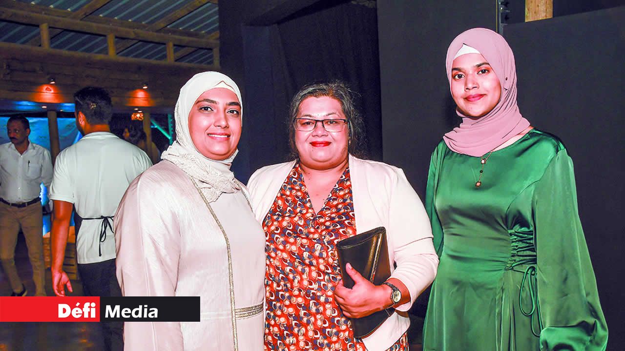 Saneha M. Hasain en compagnie de Rina Faron Prayag, Marketing Coordinator, et Shehzeen Eyassim, Sales & Reservations Officer, à Vallé Advenature Park Saneha M. Hasain en compagnie de Rina Faron Prayag, Marketing Coordinator, et Shehzeen Eyassim, Sales & Reservations Officer, à Vallé Advenature Park