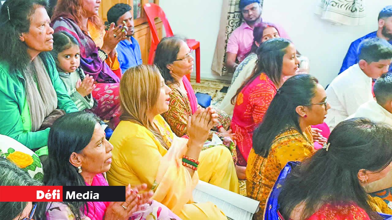 Les dévots chantant avec ferveur à la gloire de Ganesh.