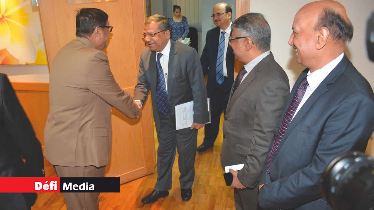 Le PM p.i arrivant à son bureau au 4e étage
du New Government Centre.