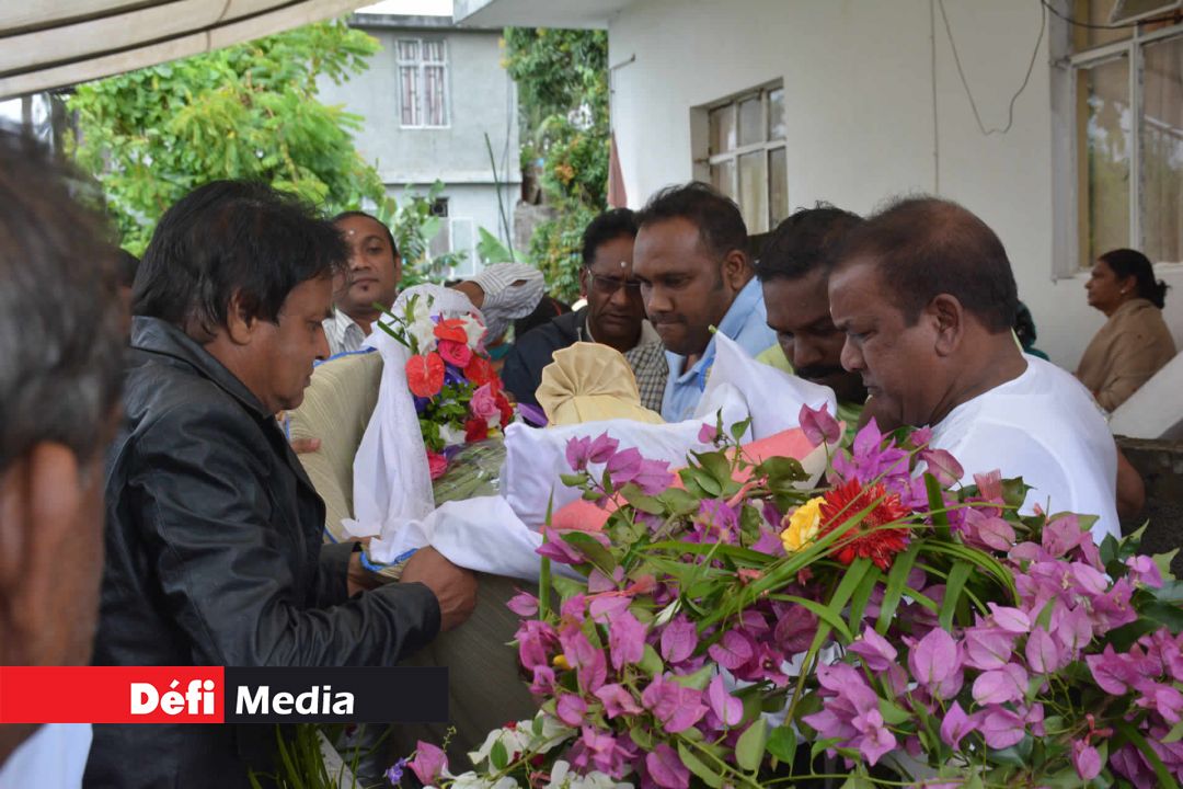 Les proches de la Jeewanlall Sungum effectuant les dernière rites lors des funérailles