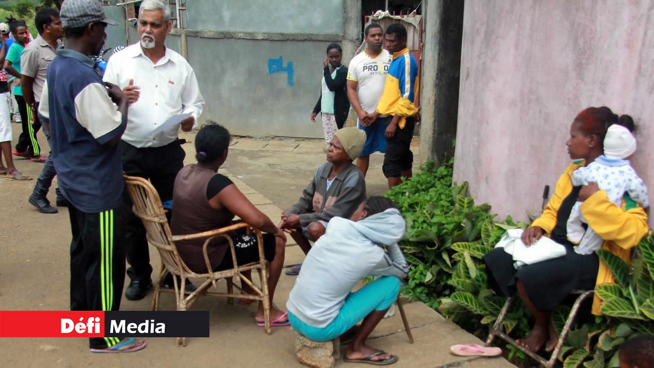 Les familles découragées attendent dans la rue.