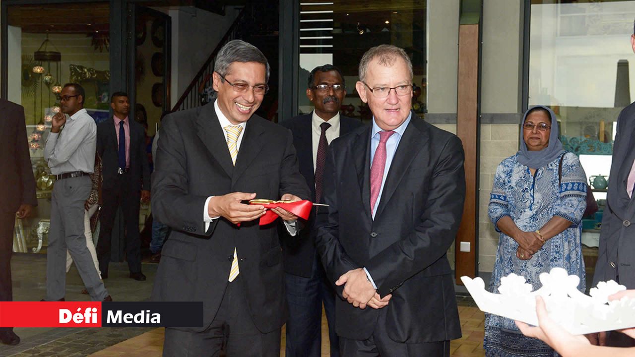 Le Premier ministre adjoint, Xavier-Luc Duval, en compagnie dun Group CEO d’ENL Ltd, 
Hector Espitalier-Noël.