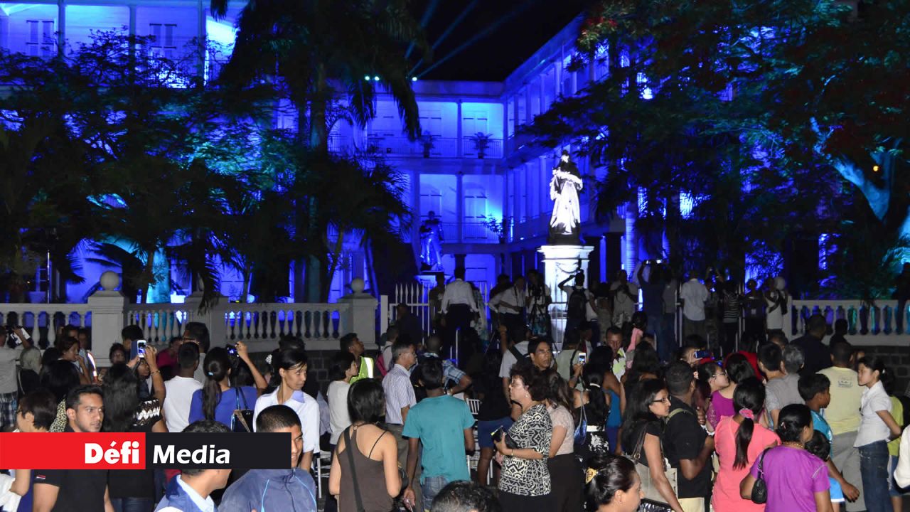 Même l’Hôtel du gouvernement a joué le jeu des feux.