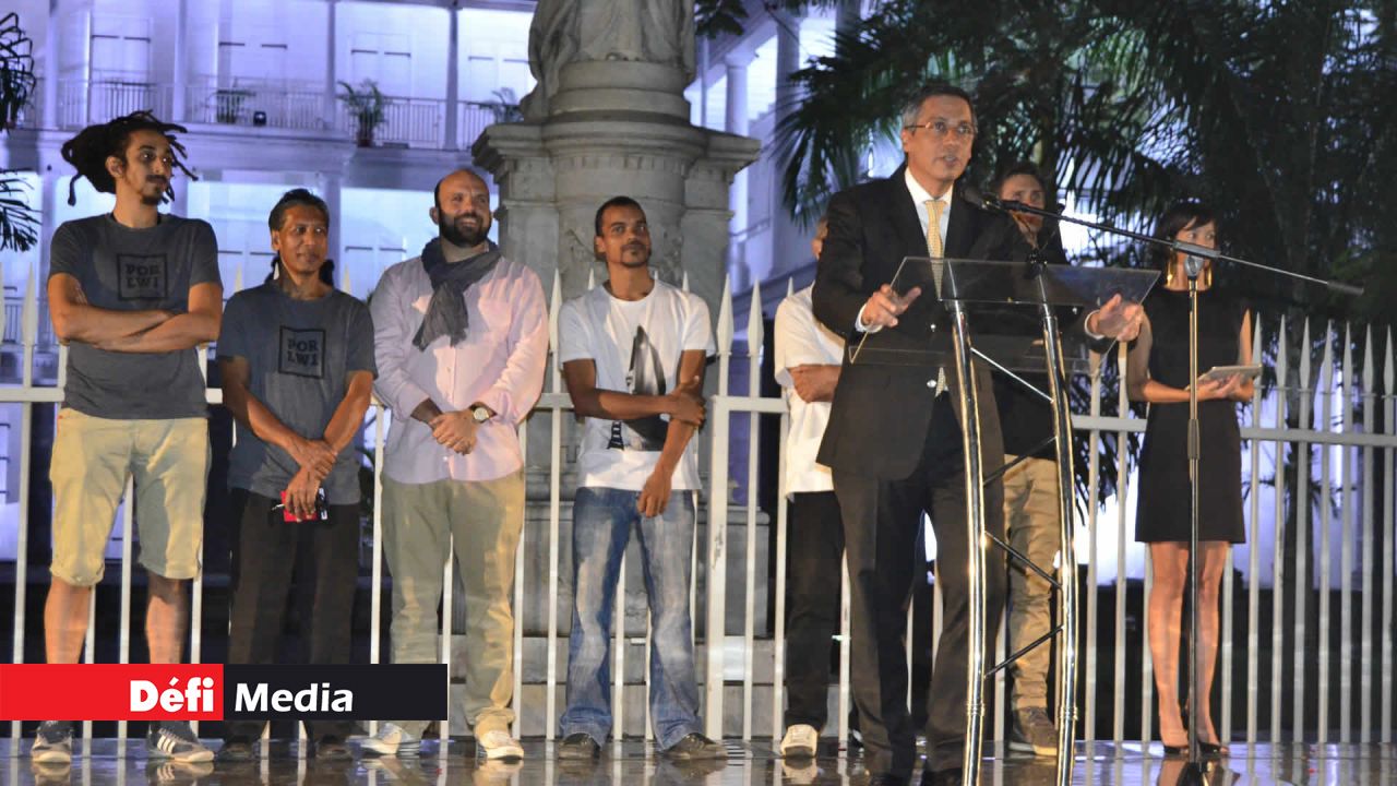 C’est Xavier-Luc Duval qui a procédé à l’illumination de la capitale, marquant le début du festival, vendredi.