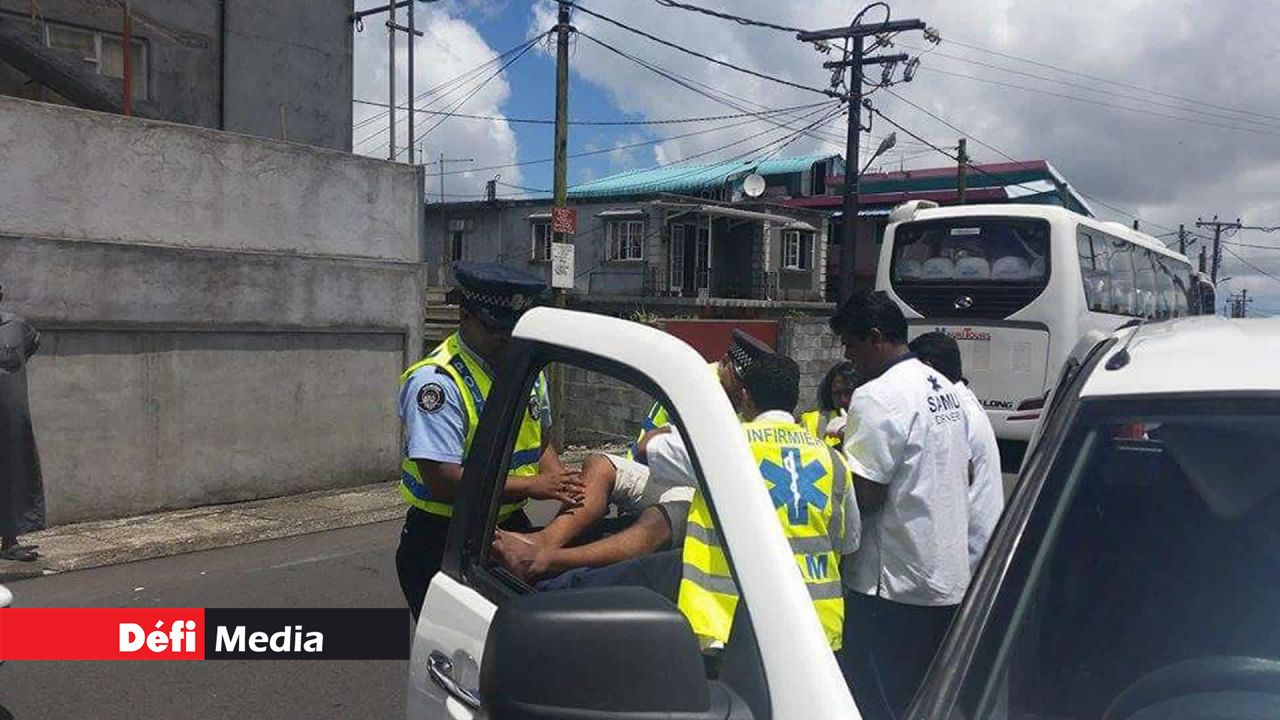 Le conducteur du 4x4 recevant des soins après l'accident