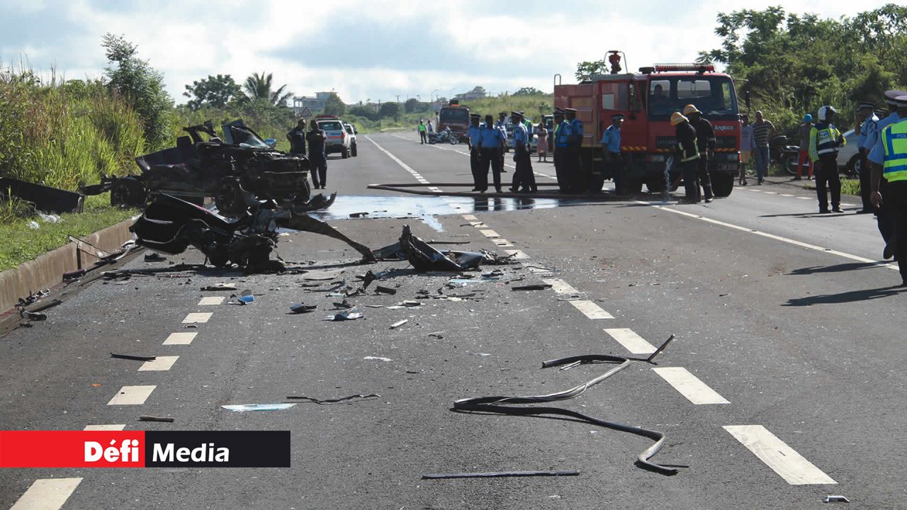Les carcasses des véhicules témoignent de la violence
du choc.