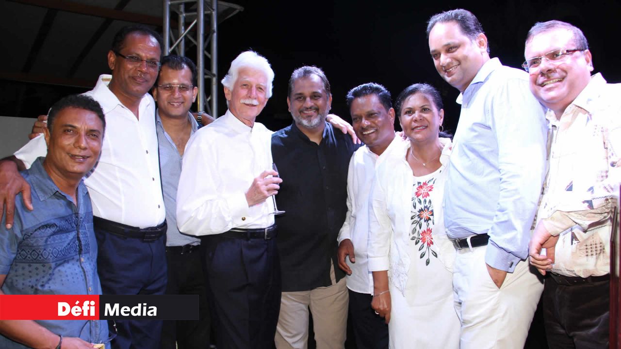 Paul Bérenger entouré des membres de l’état-major de son parti.