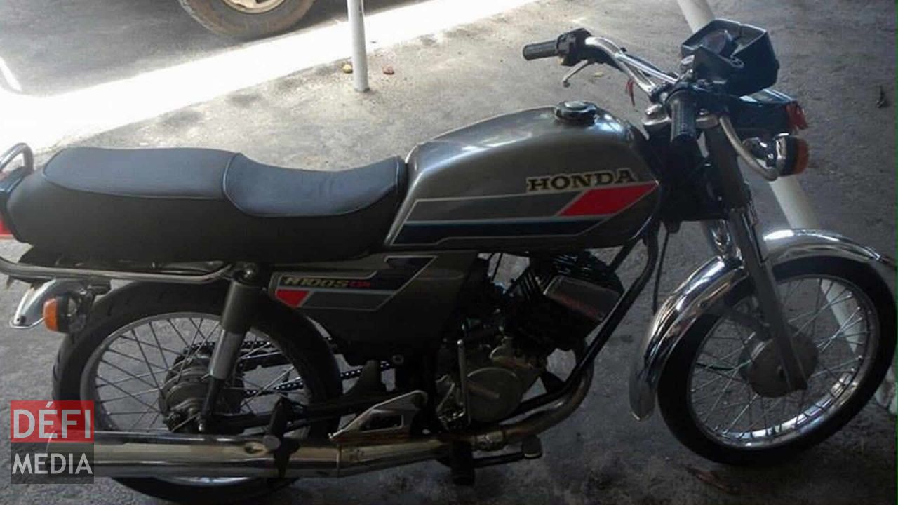 C’est sur cette Honda 100 CC que le jeune homme s’est lancé dans un slalom sur la plage publique.
