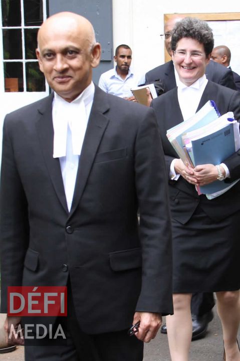 Deux des avocats de Pravind Jugnauth, Me Raouf Gulbul et Clare Montgomery.