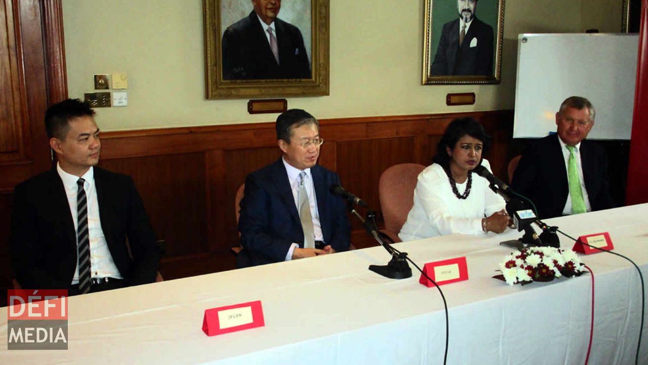 De gauche à droite: Jean-Paul Lam, l’ambassadeur chinois Li Li, Ameenah Gurib-Fakim et Paul Jones.