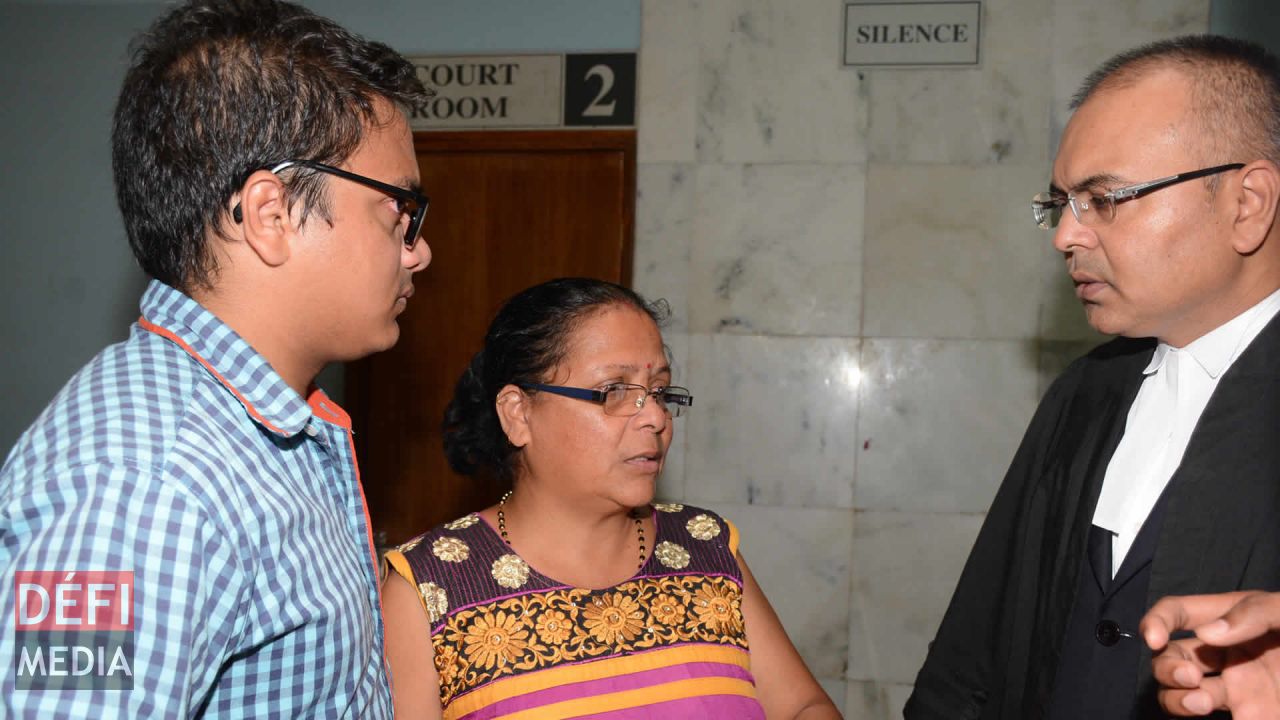 Le frère et la mère de Ish Sookun conversant avec l’avocat Sanjeev Teeluckdharry.