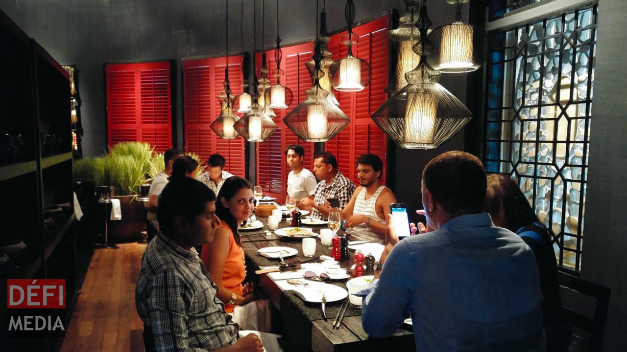 Les Instagrammers à table participent à une séance photo avec leurs mets.