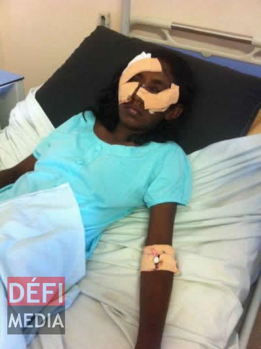 Ashiana sur son lit d’hôpital.