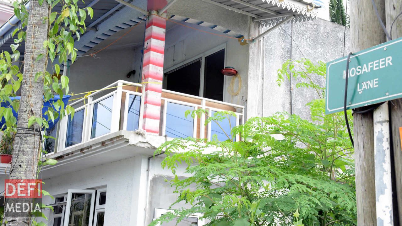 La terrasse où le corps sans vie de Kelveen a été rétrouvé.