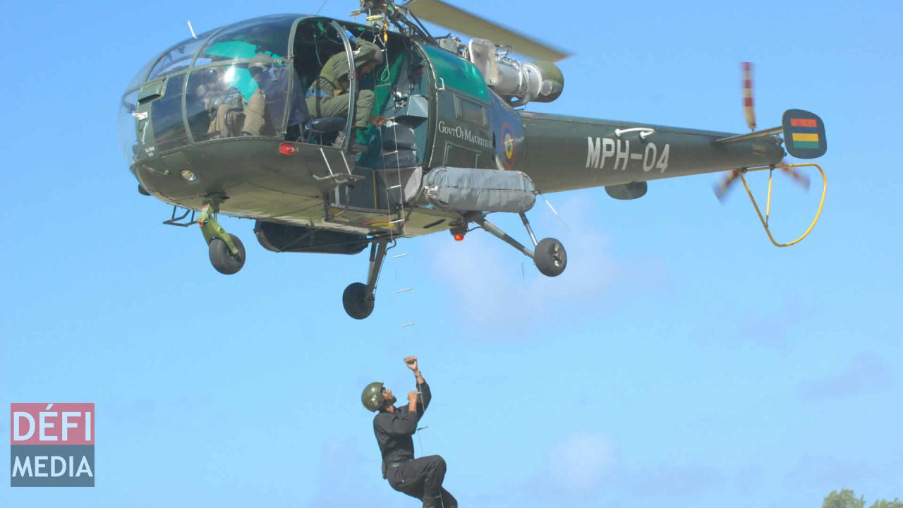 Le Police Helicopter Squadron dispose de cinq hélicoptères : trois Alouette III, un Fennec et un Dhruv, basés à l’aéroport de Sir Seewoosagur Ramgoolam à Plaisance.