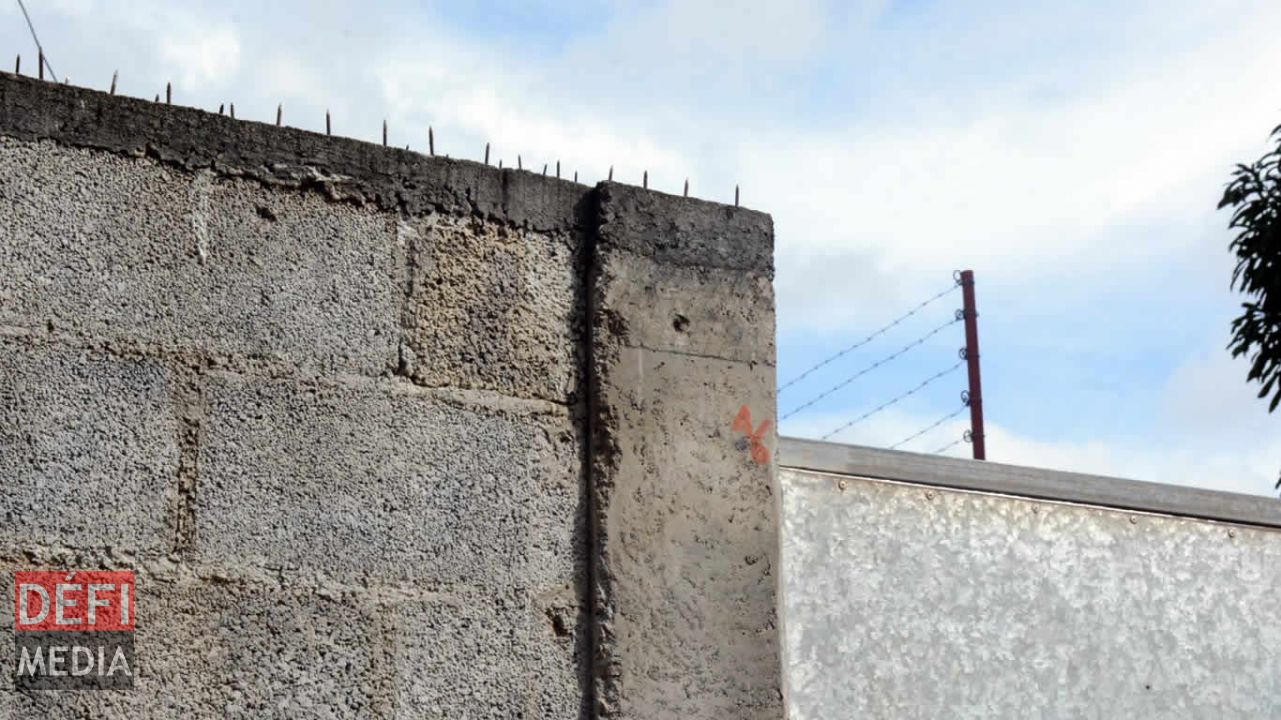 Au cours de cette opération un policier a été blessé en escaladant ce mur.