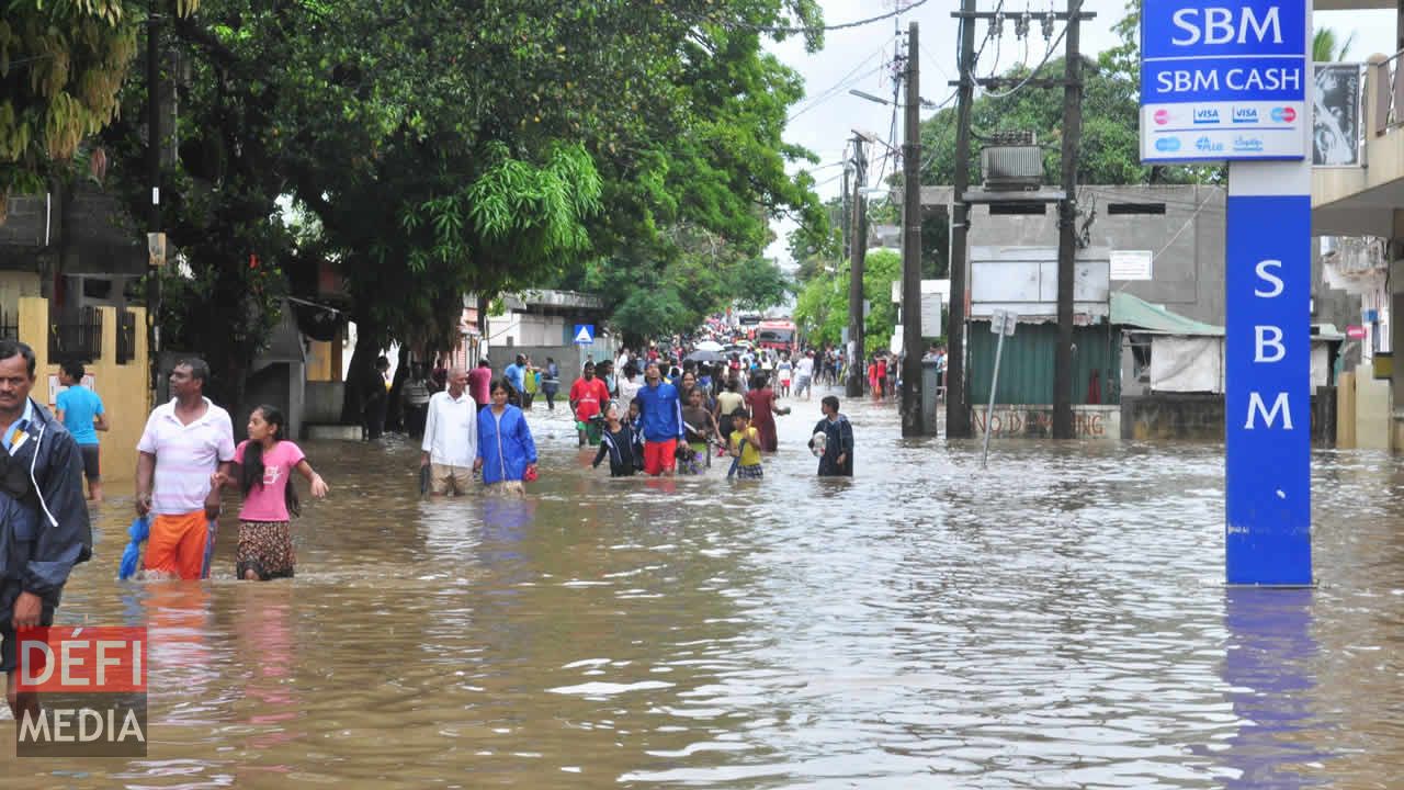 Les habitants de 
Fond-du-Sac n’en reviennent pas de voir une telle accumulation d’eau dans le centre 
du village.