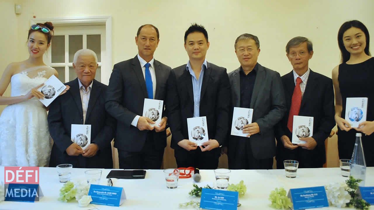 Lancement de la biographie de Jean-Paul Lam, en présence du ministre Alain Wong, de Catherine Wang, finaliste du concours Miss Universe China 2014, et du top-model Sally Zhang.