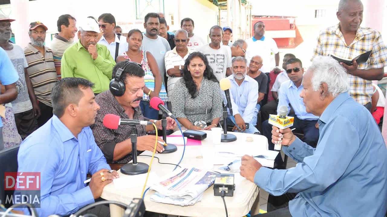 Un habitant exprimant ses doléances à Gilbert Bablee, présentateur d’Explik ou K, et Vinaye Harcharan, président du conseil de district de Grand-Port.