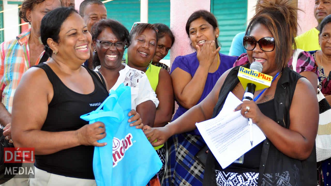 Des auditeurs heureux de recevoir des cadeaux.