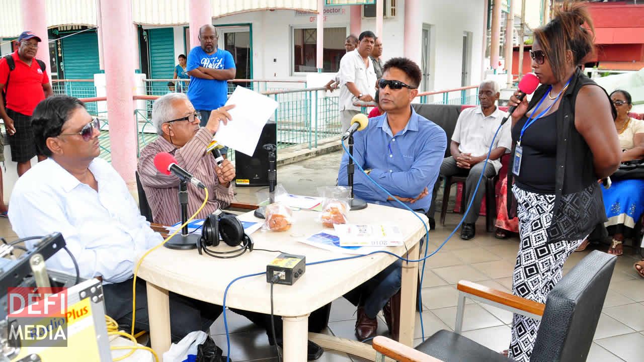 Des officiers de la Consumer Affairs Unit répondant aux questions dans l’émission « On en parle ».