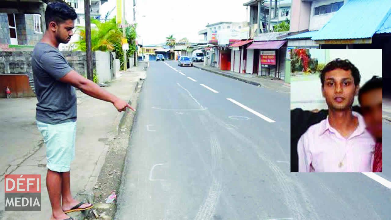 Un cousin de Nitish montrant les traces de pneus où l’accident s’est produit vendredi.