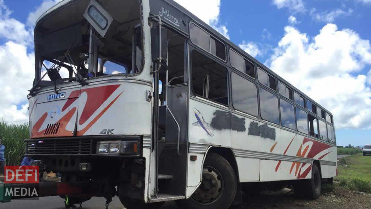 L’autobus a été très endommagé.