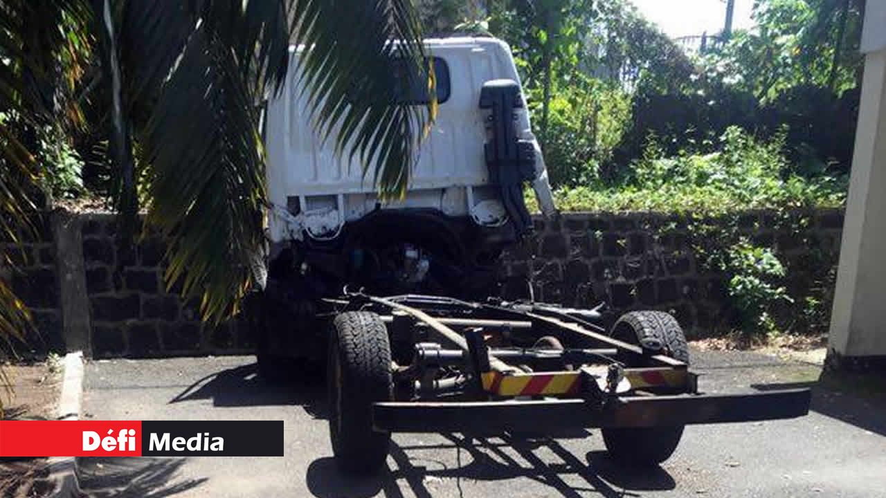 Le camion sans sa remorque, après l’accident.