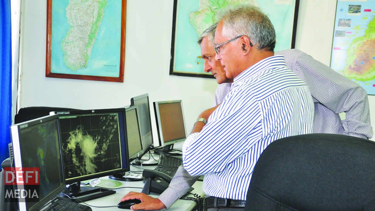 Les prévisionnistes scrutent les images satellitaires.