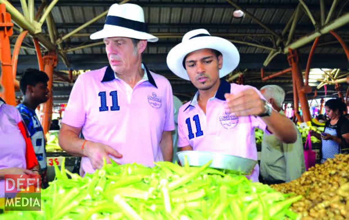 Kritesh Halkory et le chef étoilé Michel Husser de France, lors d’une visite au marché de Flacq pendant la semaine du festival.