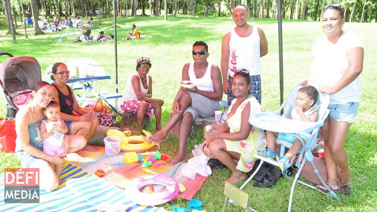 Le lundi de Pâques est synonyme de détente au bord de mer pour les familles Jasmin, Laviolette, Lindor et Labonne. Issues de Chemin-Grenier, elles perpétuent ainsi une tradition vieille de plus de trente ans à Ilôt Sanchot.
