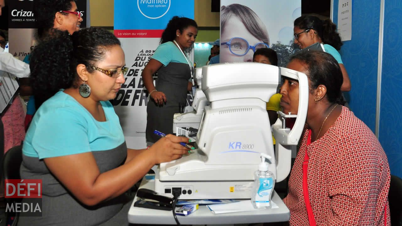 Le stand de Mathieu Opticien était l’un des plus prisés du Salon vendredi, car il offrait des tests gratuits de dépistage aux visiteurs.