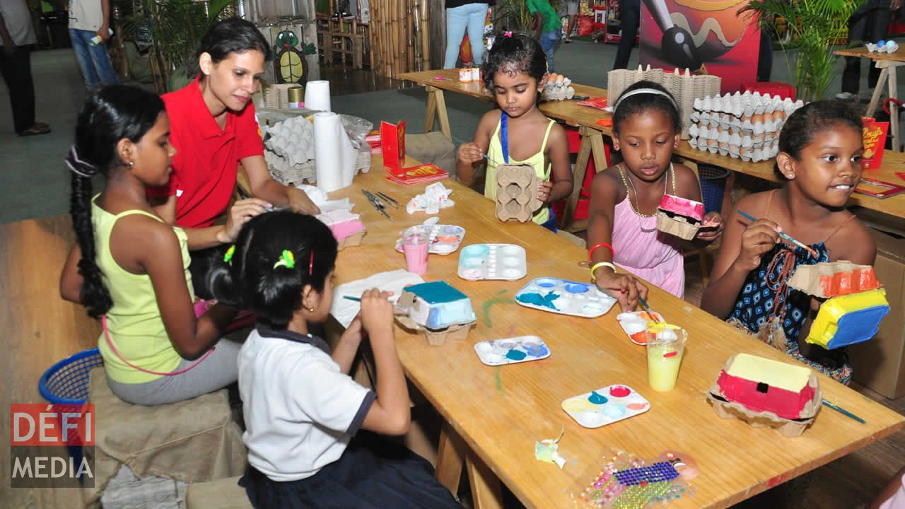 Des enfants, au stand d’Oeudor, ont appris
à planter une graine dans un oeuf.