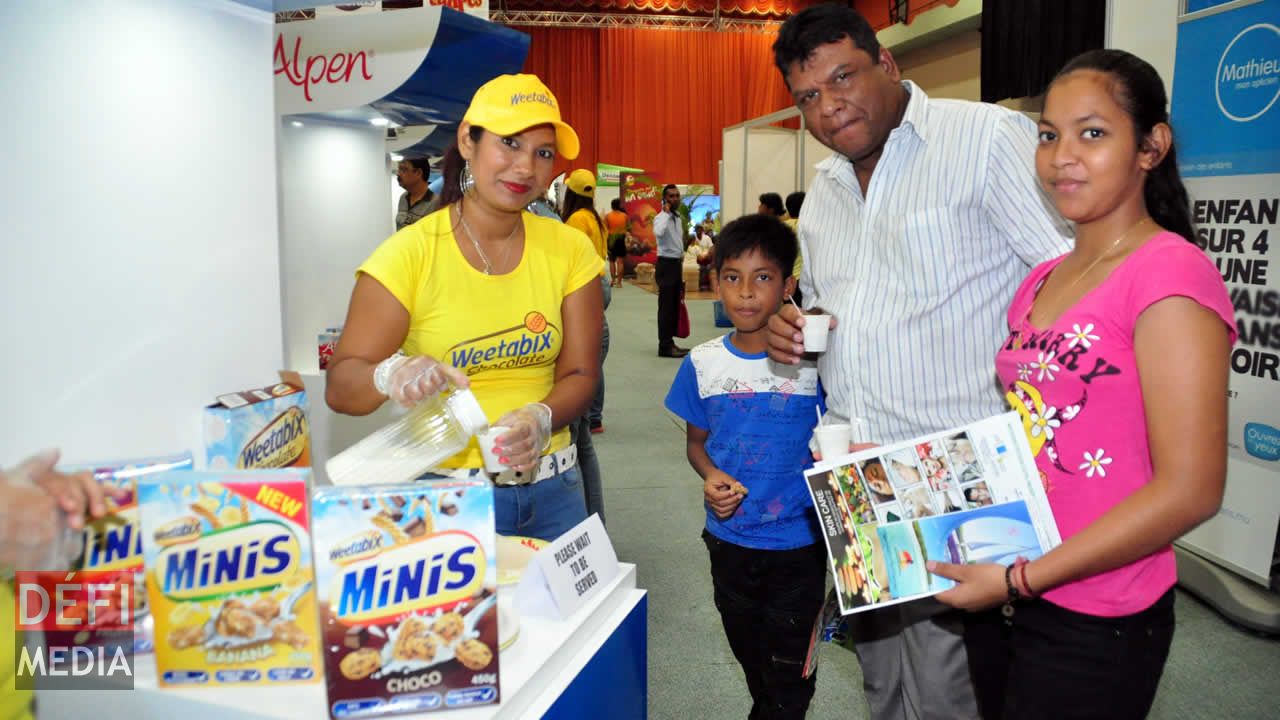 Les membres d’une famille goûtant les céréales Weetabix Mini’s.