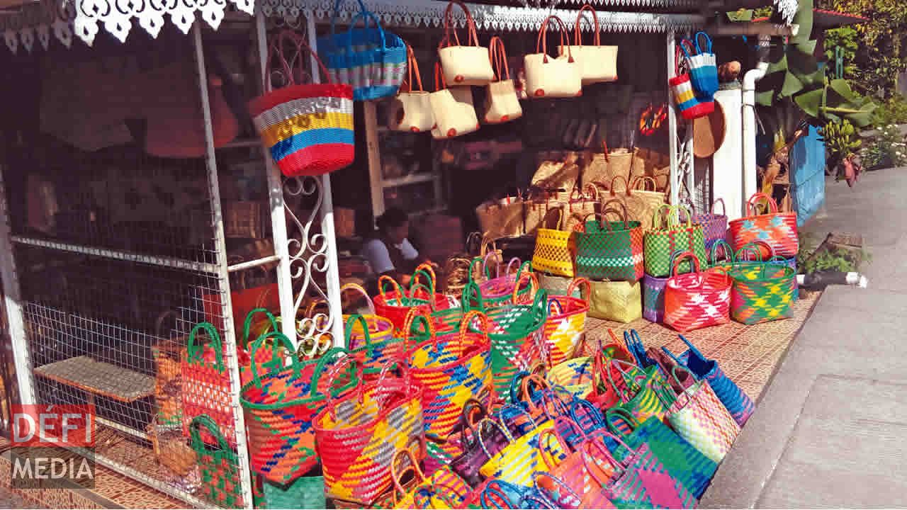 Le vacoas et le raphia sont rois dans l’échoppe 
de Jayrani.