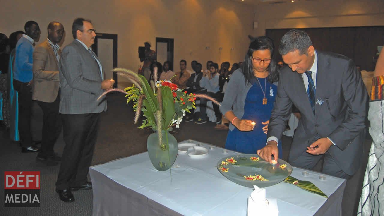 Nikesh Patel en compagnie de Daya Auckloo, du Lions Club d’Ébène, et Adam Moollan, président du Rotary Club of Port-Louis lors de la commémoration du génocide rwandais.