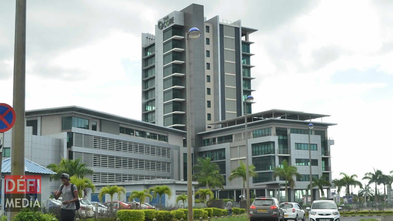 The Core, le bâtiment du Sugar Investment Trust, à la Cybercité, semble vide. Il abrite, en fait, un centre d’appels,
une branche d’une université publique ainsi qu’un centre de formation spécialisé dans les nouvelles technologies.