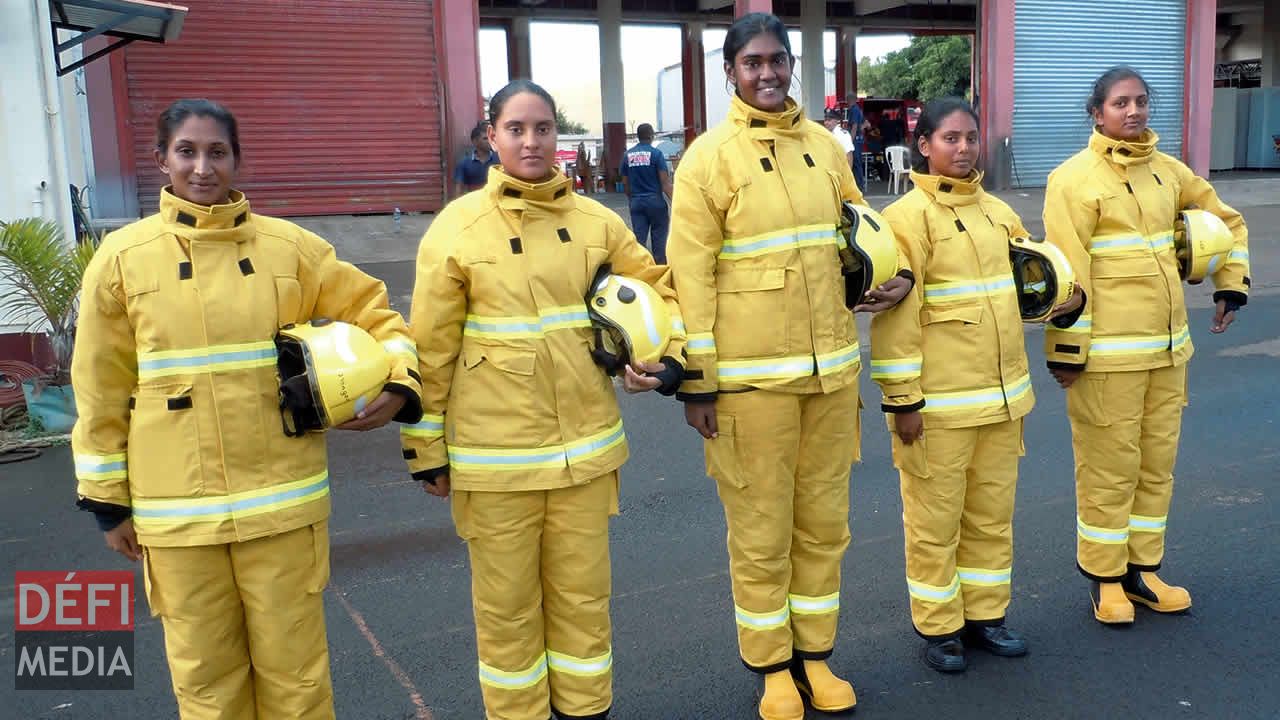 Les recrues féminines, avec Pehrine Bannoo au centre.